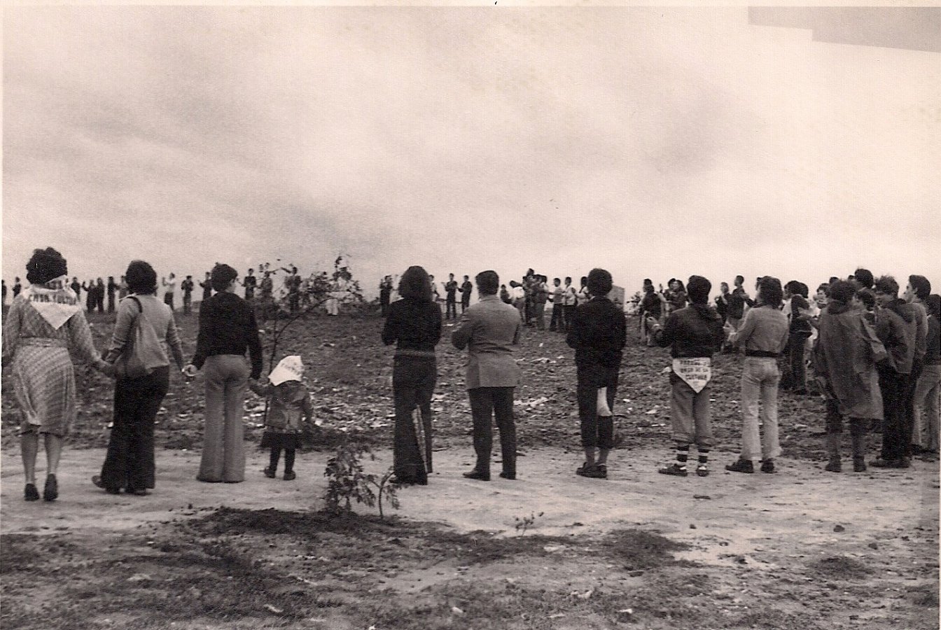 Plantada de árboles durante las manifestaciones para reivindicar el Parque de las Cruces en Carabanchel, Madrid, 1982