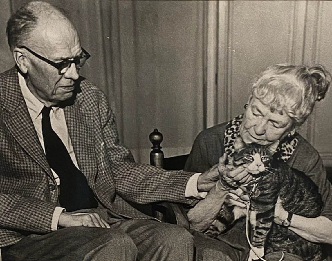 Edward y Josephine Hopper con un gato
