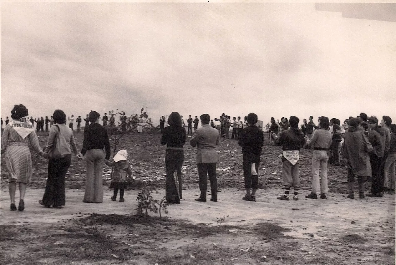 Plantada de árboles durante las manifestaciones para reivindicar el Parque de las Cruces en Carabanchel, Madrid, 1982
