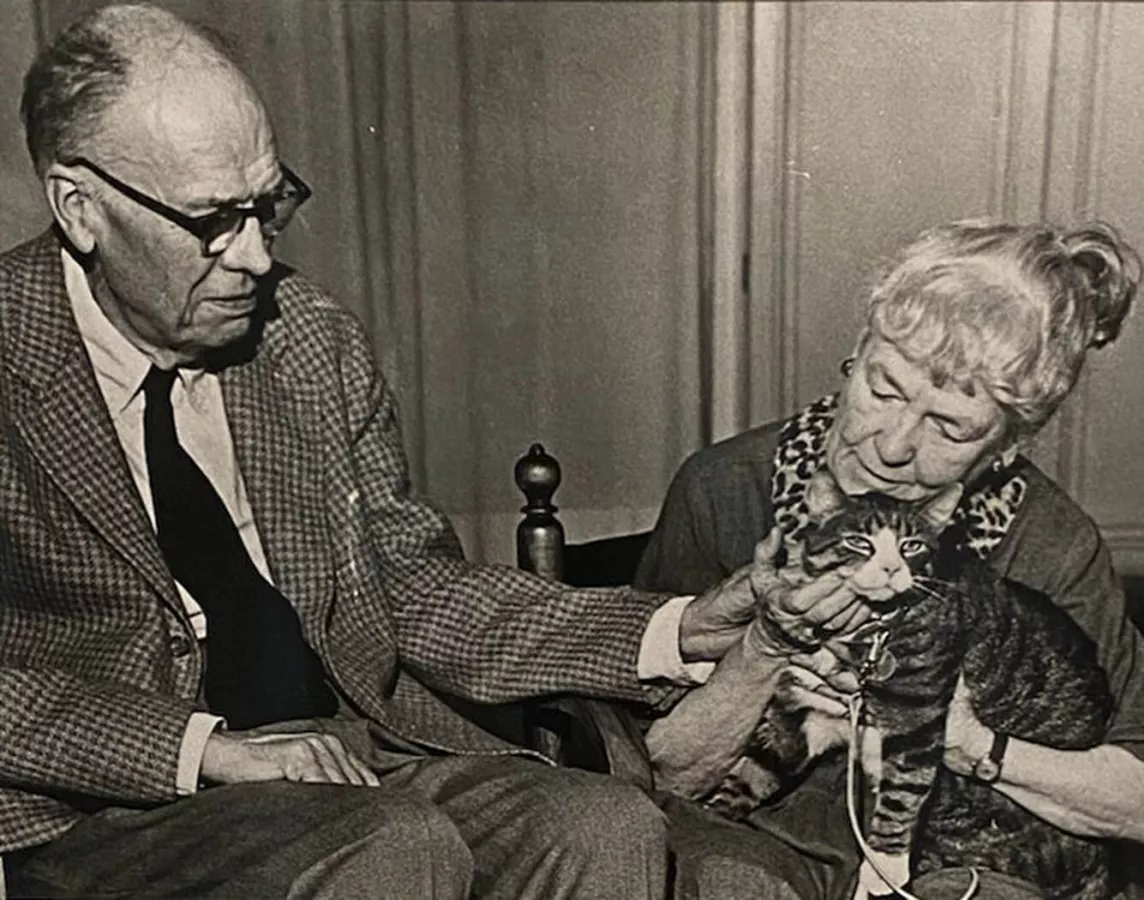 Edward y Josephine Hopper con un gato