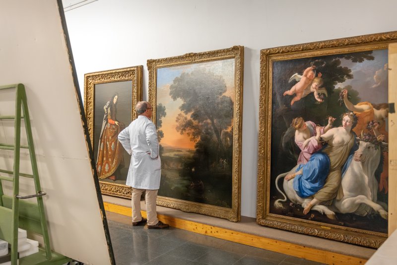 Profesionales de restauración desarrollando su labor