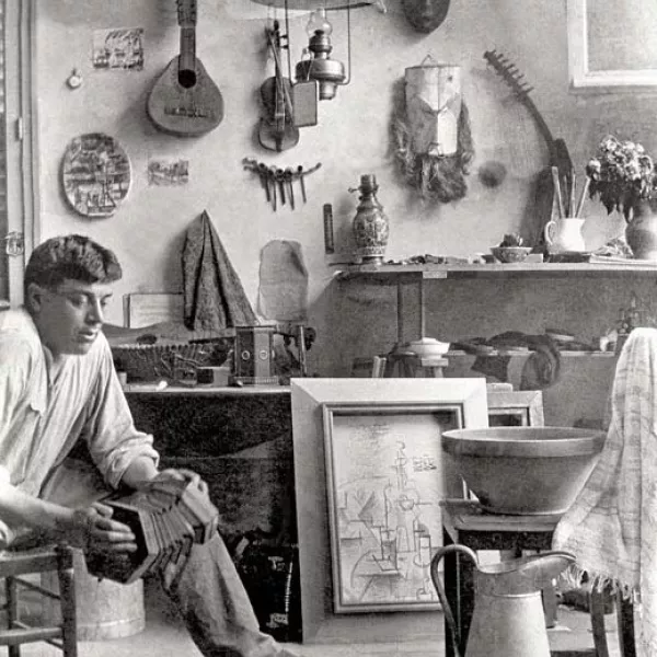 Georges Braque tocando la concertina en su estudio Georges Braque tocando la concertina en su estudio