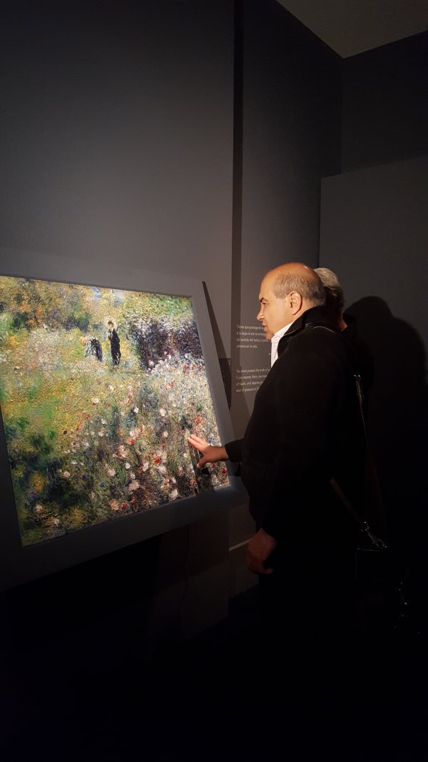 El director del Museo Tiflológico utilizando la reproducción tactil El director del Museo Tiflológico utilizando la reproducción tactil