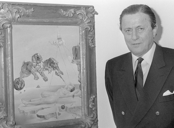 Hans Heinrich Thyssen-Bornemisza durante la exposición de su colección de pintura moderna en las salas de la Biblioteca Nacional, Madrid / 1986 Hans Heinrich Thyssen-Bornemisza durante la exposición de su colección de pintura moderna en las salas de la Biblioteca Nacional, Madrid / 1986