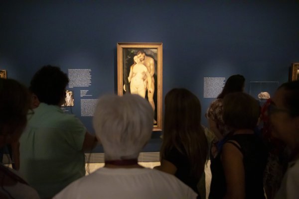 Grupo de visitantes en el museo